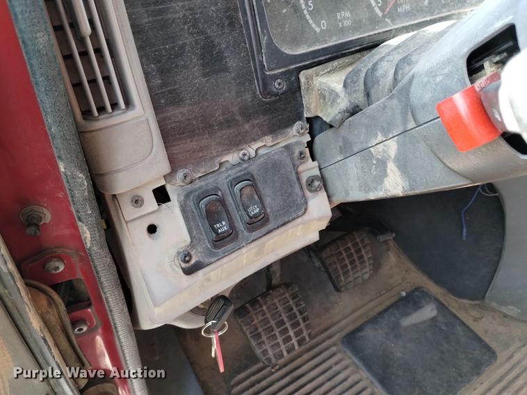 image for item DQ6066 2004 Freightliner  Columbia  semi truck