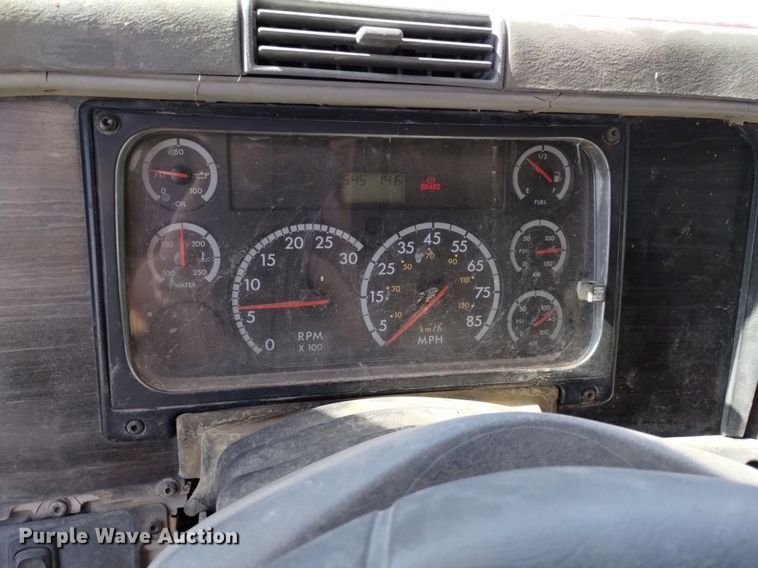 image for item DQ6066 2004 Freightliner  Columbia  semi truck