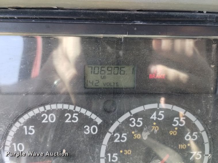 image for item DQ6066 2004 Freightliner  Columbia  semi truck