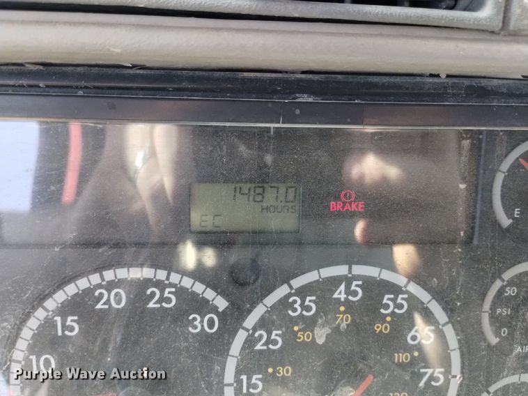 image for item DQ6066 2004 Freightliner  Columbia  semi truck