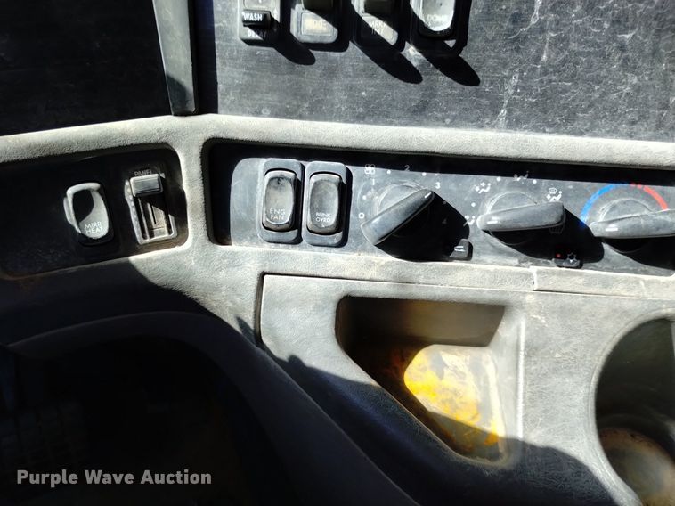 image for item DQ6066 2004 Freightliner  Columbia  semi truck