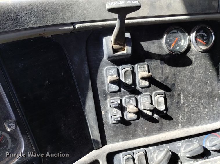 image for item DQ6066 2004 Freightliner  Columbia  semi truck