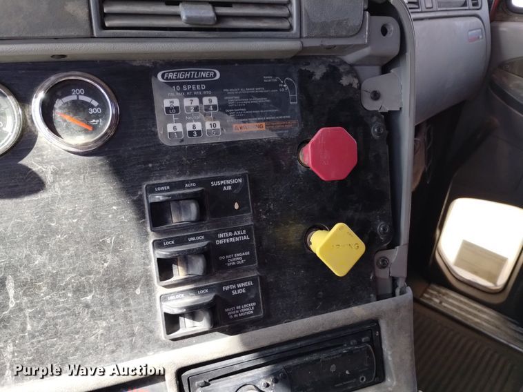 image for item DQ6066 2004 Freightliner  Columbia  semi truck