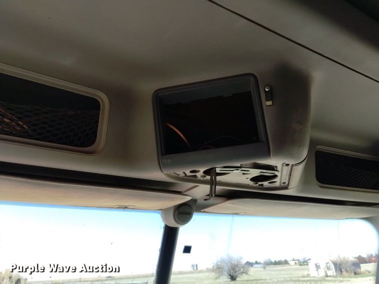 image for item DQ6066 2004 Freightliner  Columbia  semi truck