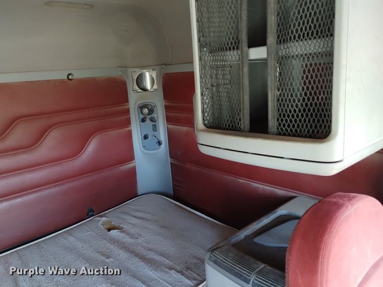 image for item DQ6066 2004 Freightliner  Columbia  semi truck