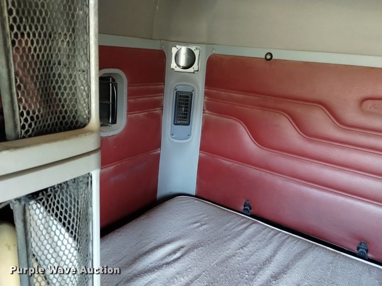 image for item DQ6066 2004 Freightliner  Columbia  semi truck