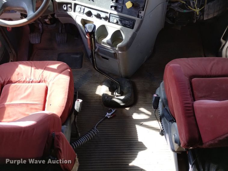 image for item DQ6066 2004 Freightliner  Columbia  semi truck