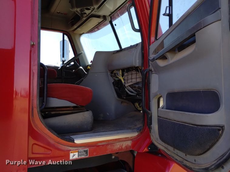 image for item DQ6066 2004 Freightliner  Columbia  semi truck