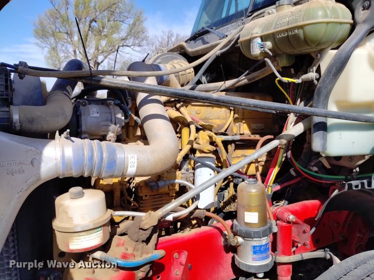 image for item DQ6066 2004 Freightliner  Columbia  semi truck