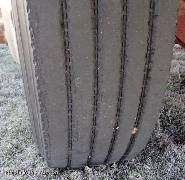 image for item DQ6066 2004 Freightliner  Columbia  semi truck