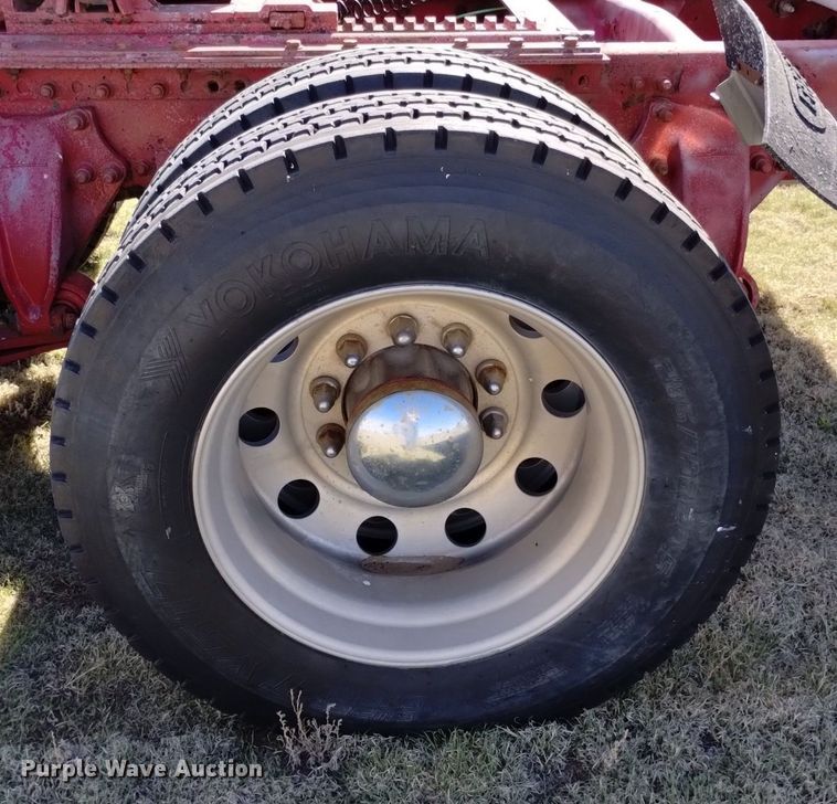 image for item DQ6066 2004 Freightliner  Columbia  semi truck