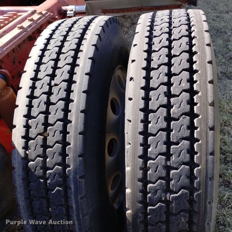 image for item DQ6066 2004 Freightliner  Columbia  semi truck