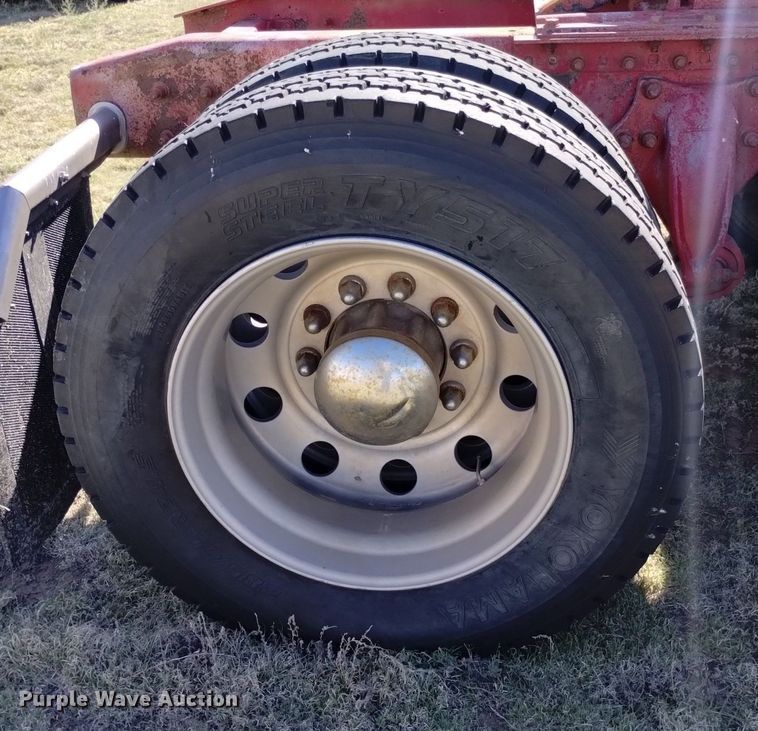 image for item DQ6066 2004 Freightliner  Columbia  semi truck