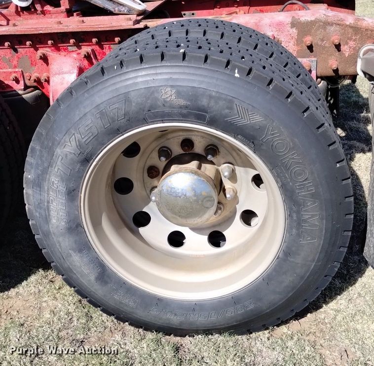 image for item DQ6066 2004 Freightliner  Columbia  semi truck