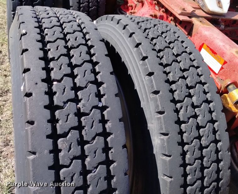 image for item DQ6066 2004 Freightliner  Columbia  semi truck