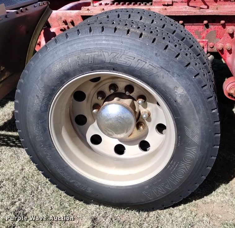 image for item DQ6066 2004 Freightliner  Columbia  semi truck