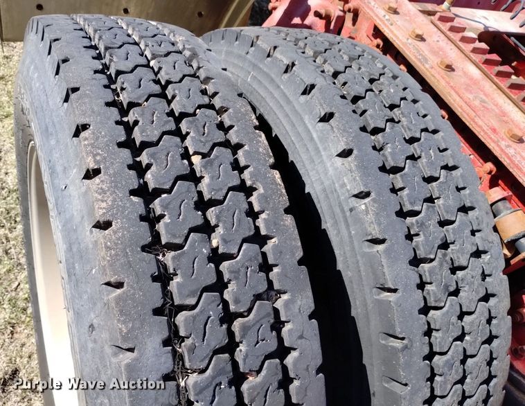 image for item DQ6066 2004 Freightliner  Columbia  semi truck