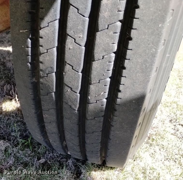 image for item DQ6066 2004 Freightliner  Columbia  semi truck