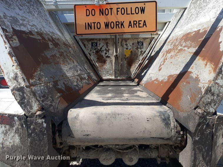 image for item DQ7031 2006 Trail King live bottom trailer