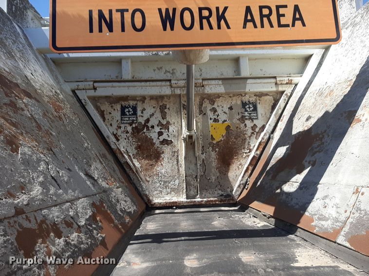 image for item DQ7031 2006 Trail King live bottom trailer