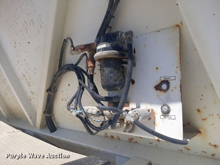 image for item DQ7031 2006 Trail King live bottom trailer