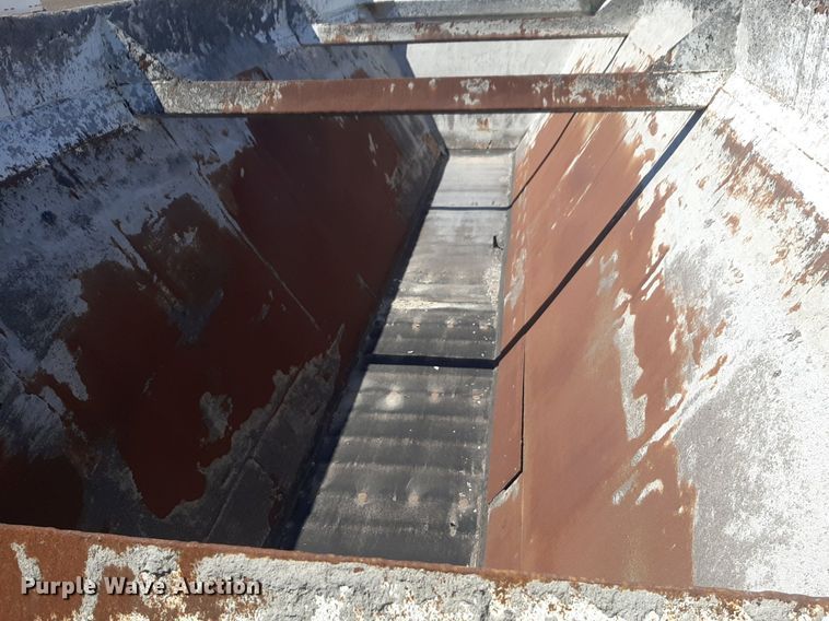 image for item DQ7031 2006 Trail King live bottom trailer