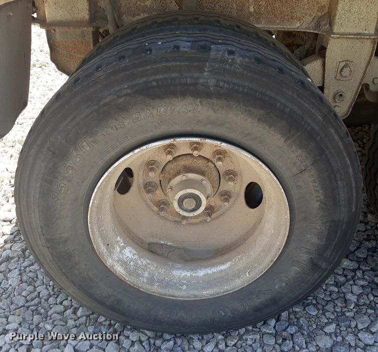 image for item DQ7031 2006 Trail King live bottom trailer