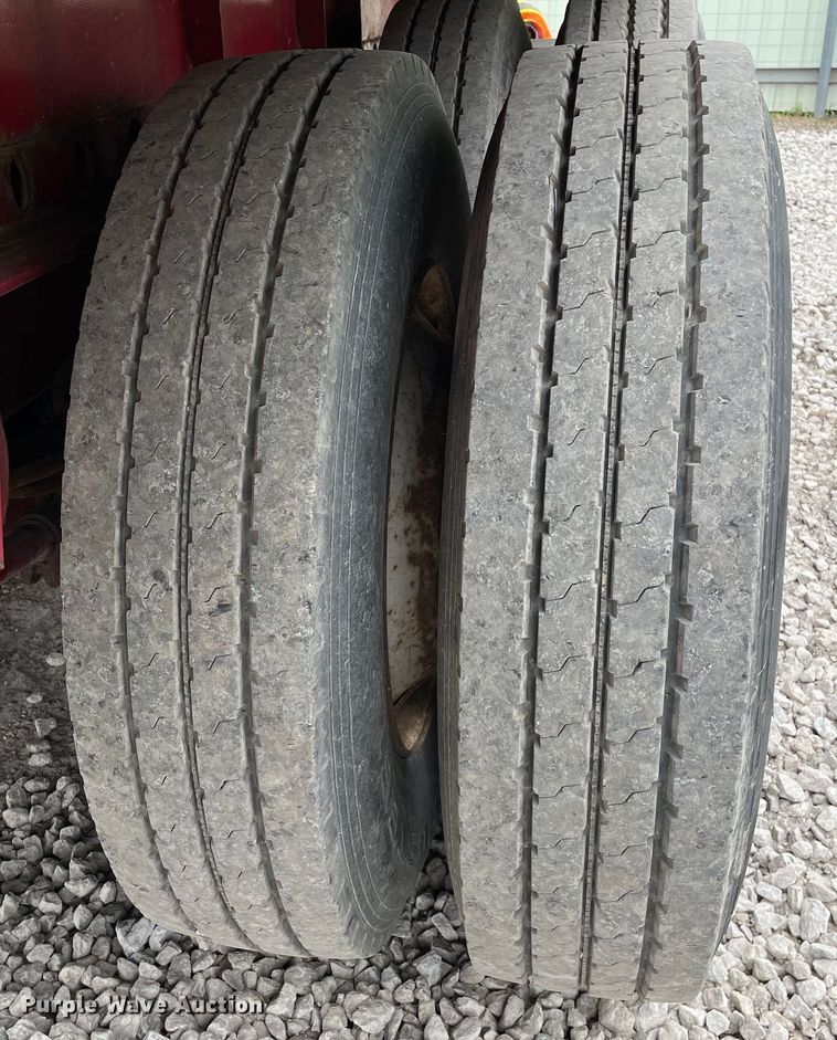 image for item DS5501 1997 Clark  flatbed trailer