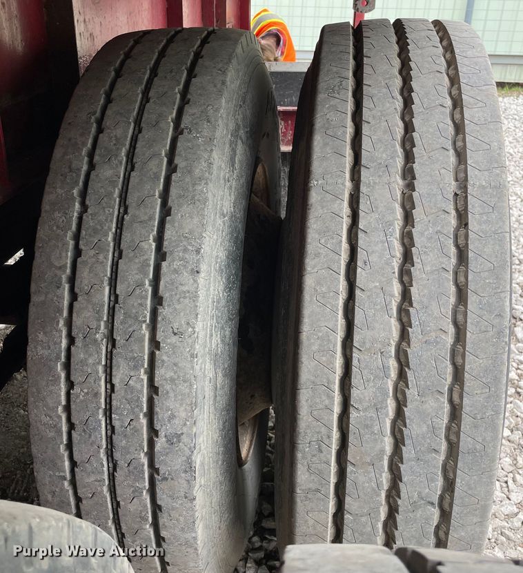 image for item DS5501 1997 Clark  flatbed trailer