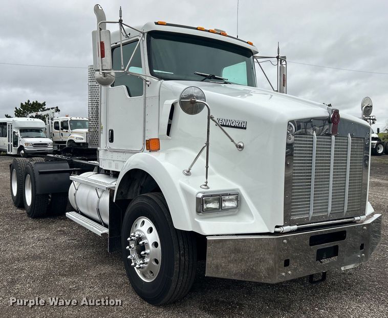 image for item EG1409 2006 Kenworth T800 semi truck