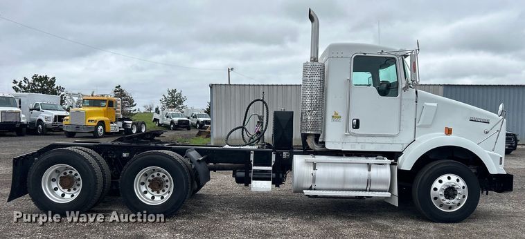 image for item EG1409 2006 Kenworth T800 semi truck
