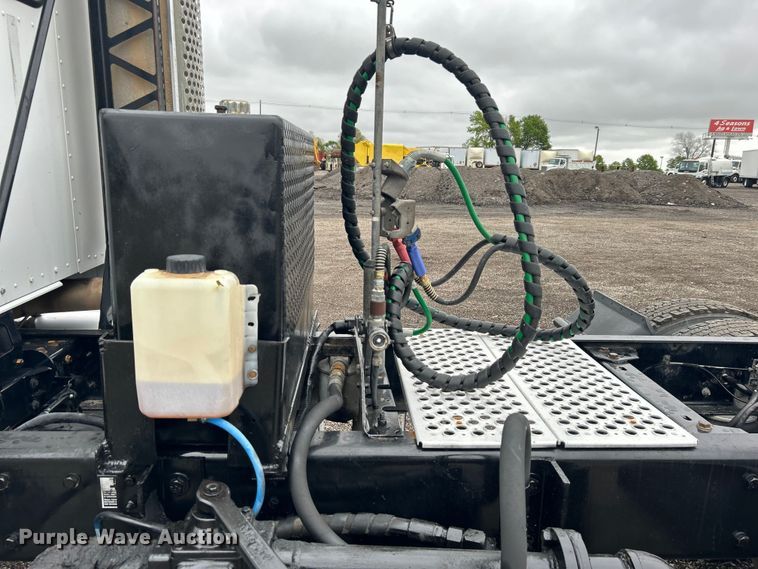 image for item EG1409 2006 Kenworth T800 semi truck