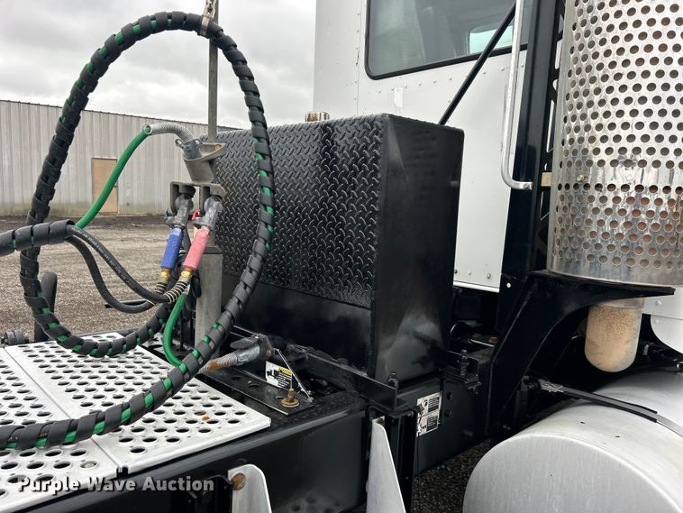 image for item EG1409 2006 Kenworth T800 semi truck