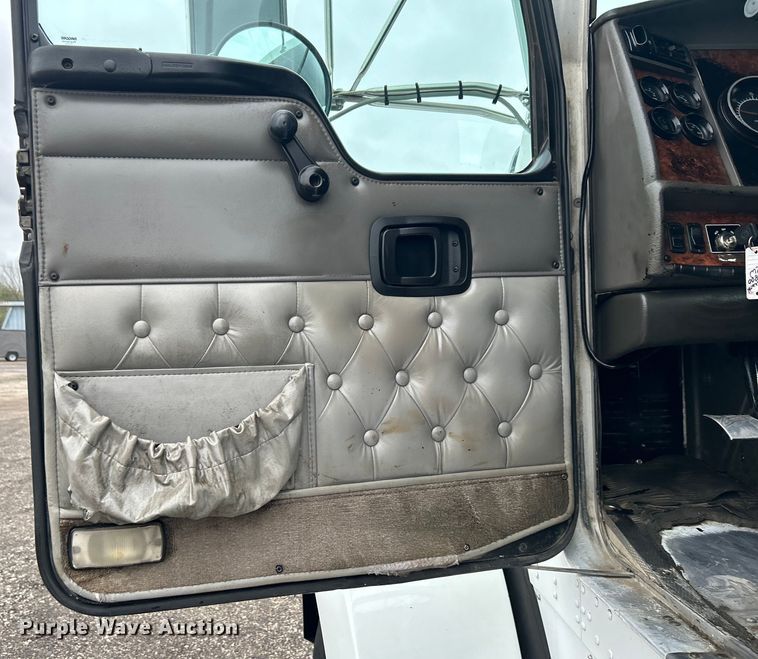 image for item EG1409 2006 Kenworth T800 semi truck