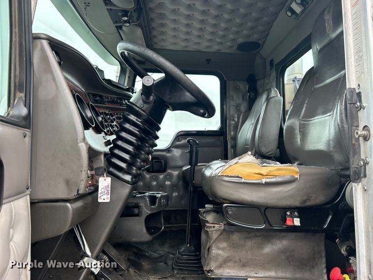 image for item EG1409 2006 Kenworth T800 semi truck