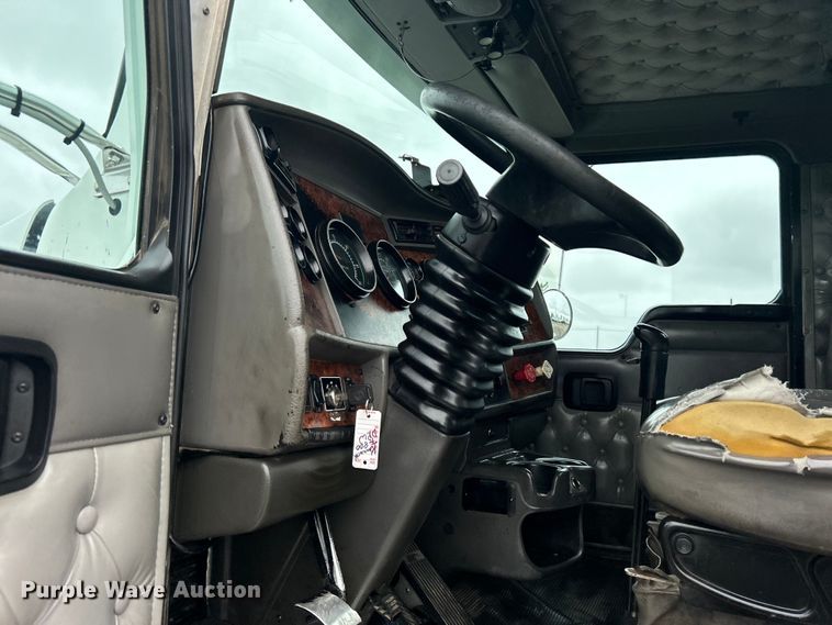 image for item EG1409 2006 Kenworth T800 semi truck