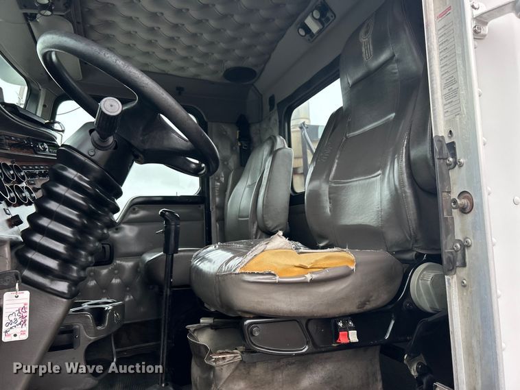 image for item EG1409 2006 Kenworth T800 semi truck
