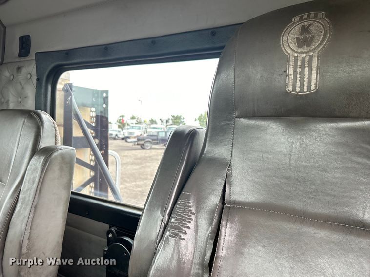 image for item EG1409 2006 Kenworth T800 semi truck