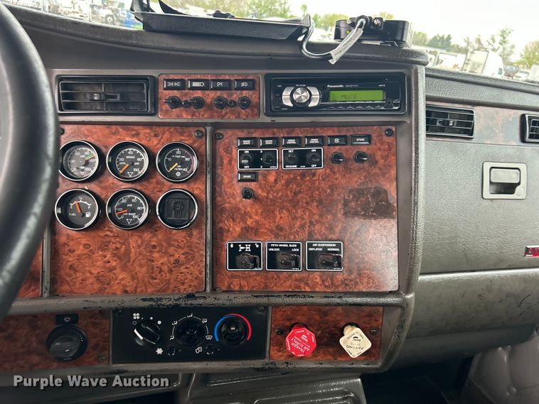 image for item EG1409 2006 Kenworth T800 semi truck