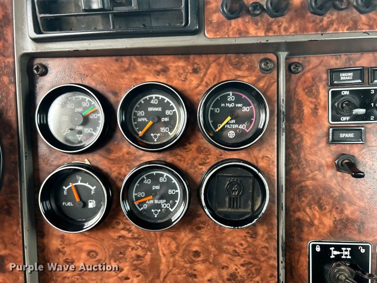 image for item EG1409 2006 Kenworth T800 semi truck