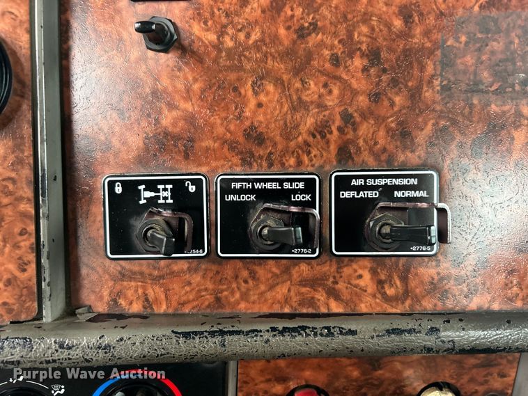 image for item EG1409 2006 Kenworth T800 semi truck