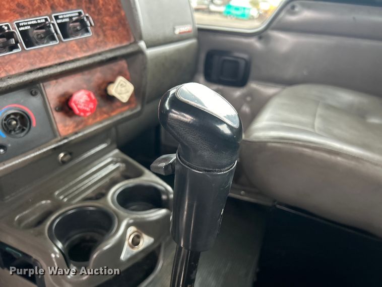 image for item EG1409 2006 Kenworth T800 semi truck