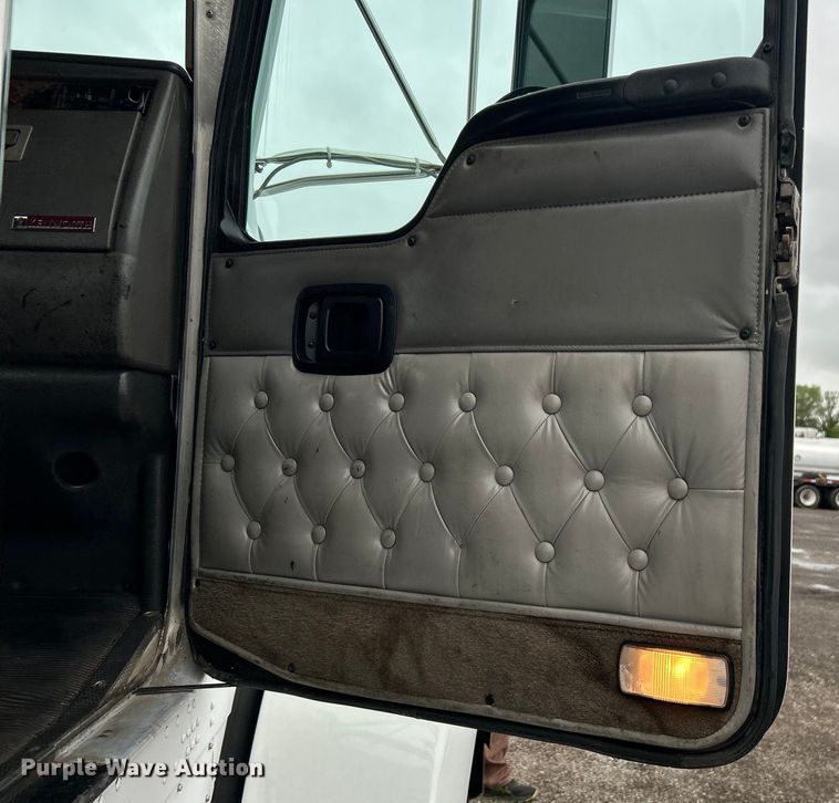 image for item EG1409 2006 Kenworth T800 semi truck