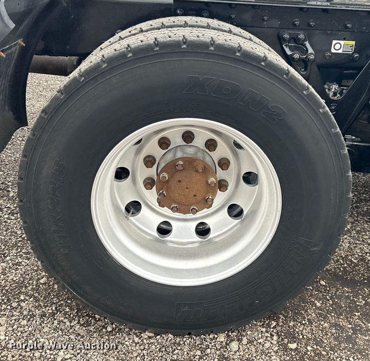 image for item EG1409 2006 Kenworth T800 semi truck