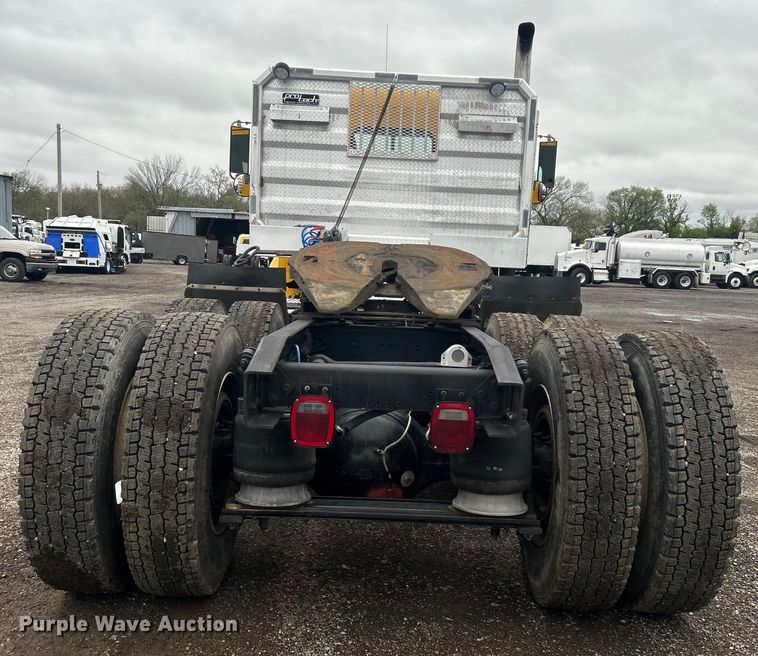 image for item EG1410 2001 Freightliner  FLD semi truck