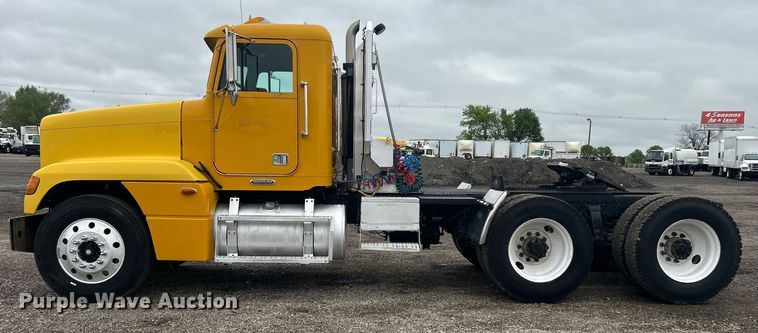 image for item EG1410 2001 Freightliner  FLD semi truck