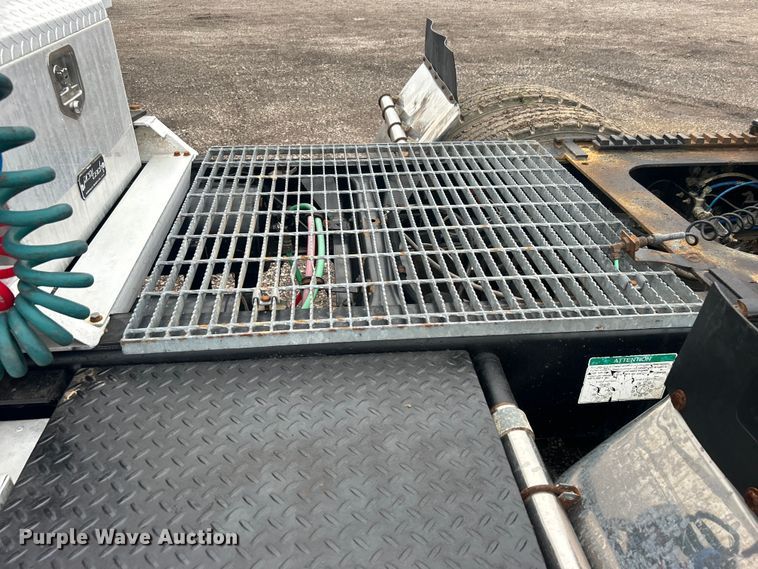 image for item EG1410 2001 Freightliner  FLD semi truck