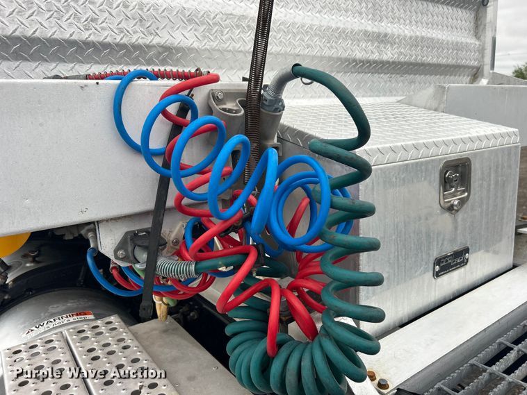 image for item EG1410 2001 Freightliner  FLD semi truck