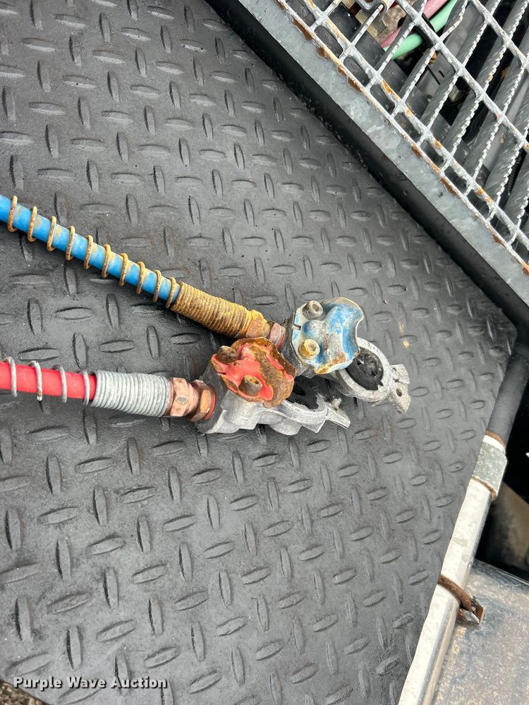 image for item EG1410 2001 Freightliner  FLD semi truck