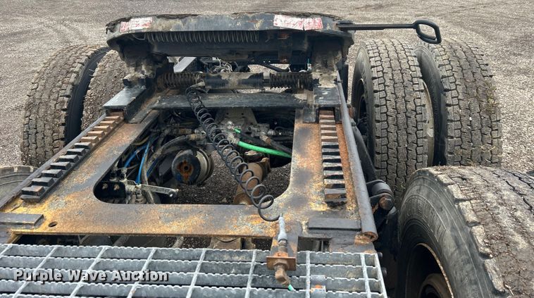 image for item EG1410 2001 Freightliner  FLD semi truck